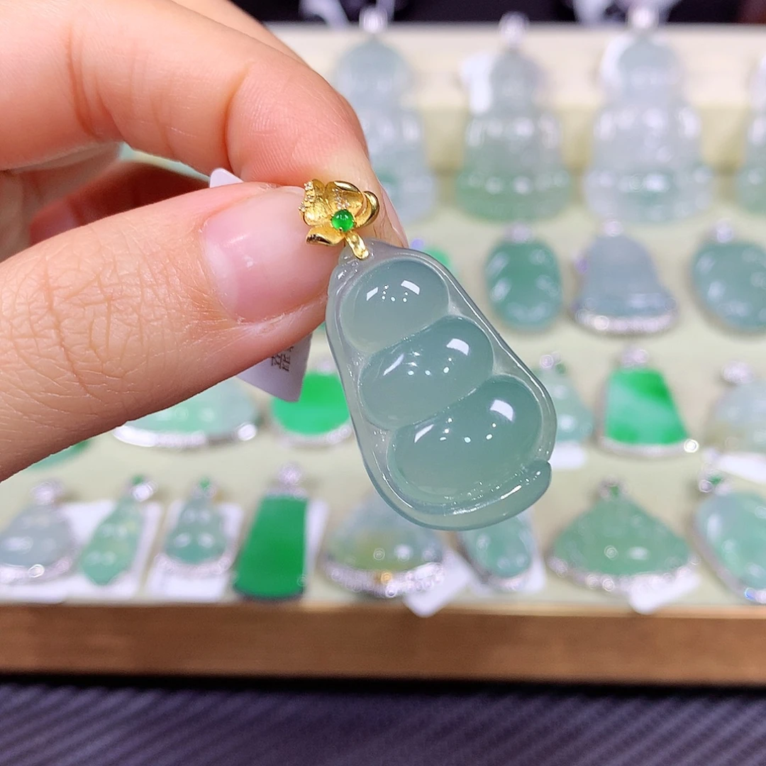 翡翠18K金镶嵌颈饰福豆