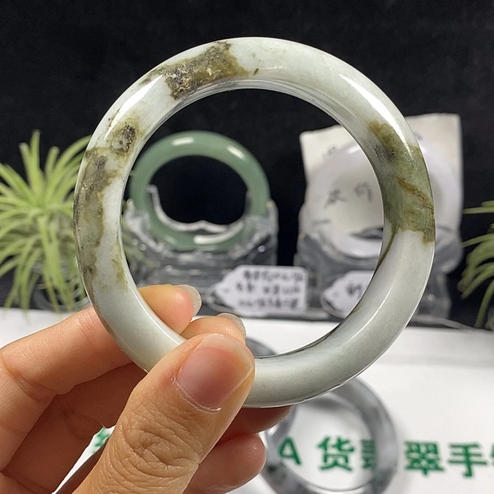 未镶嵌手镯翡翠77号。 57圈