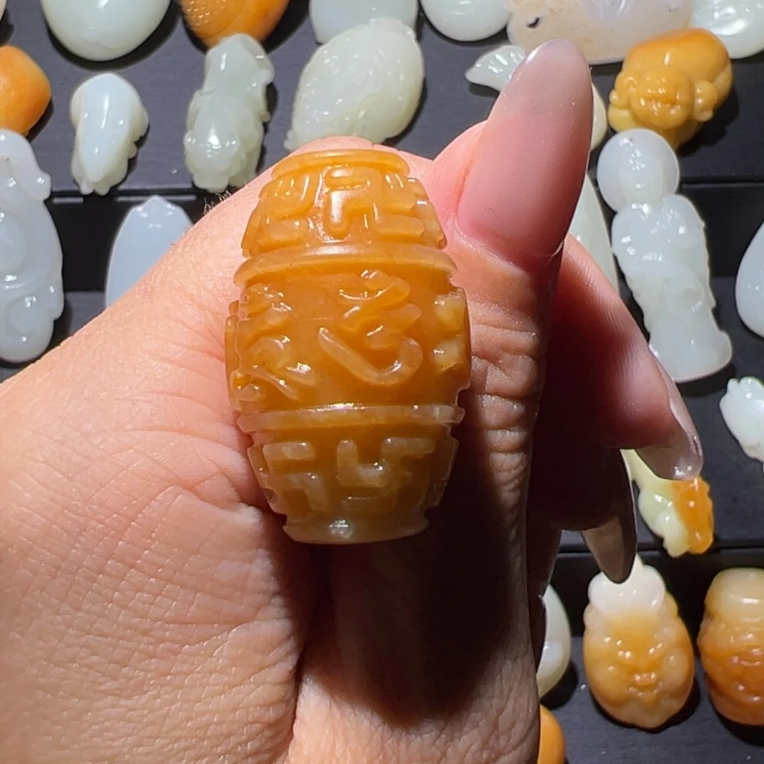 未镶嵌和田玉（糖玉）车挂今**月