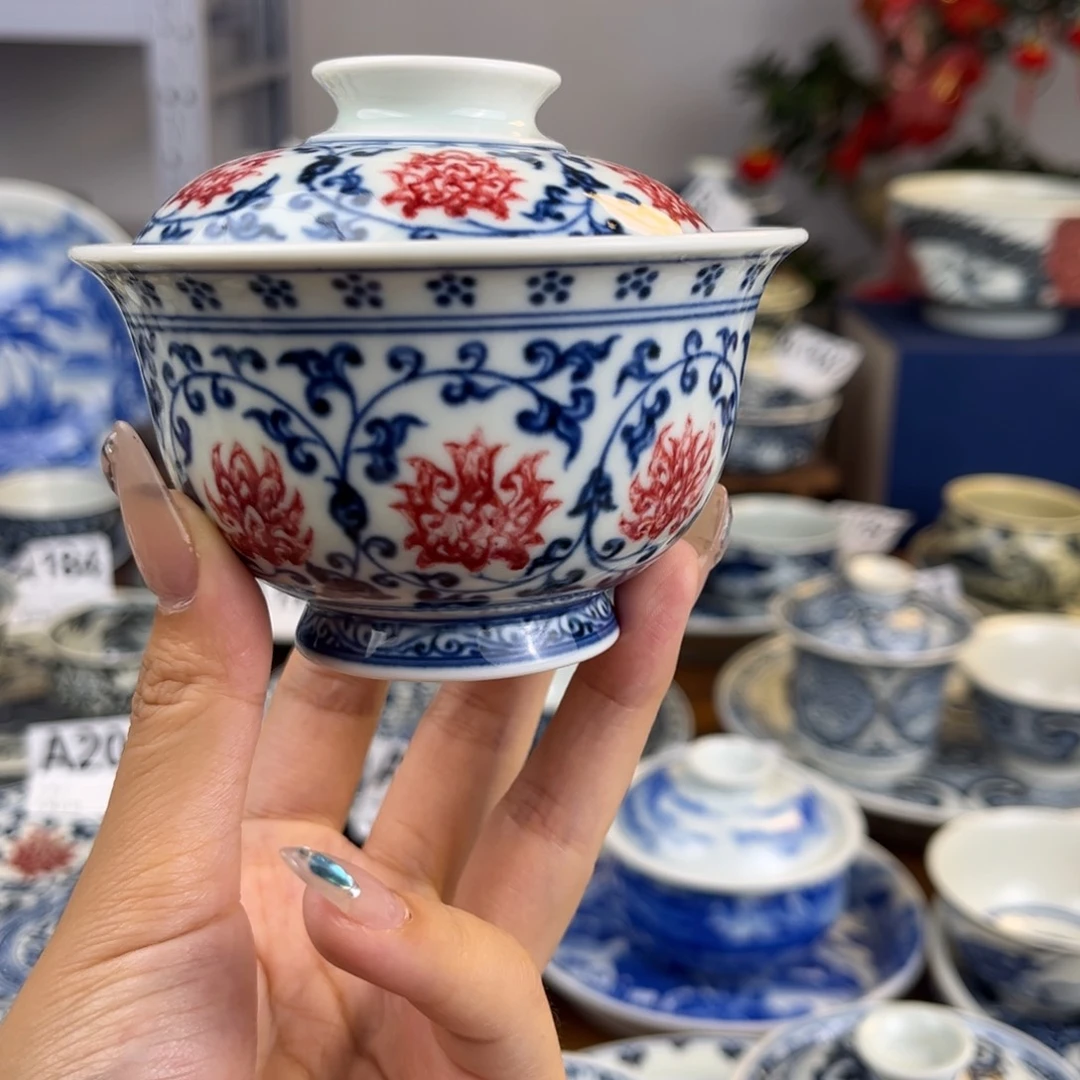 微瑕 釉里红缠枝莲盖碗