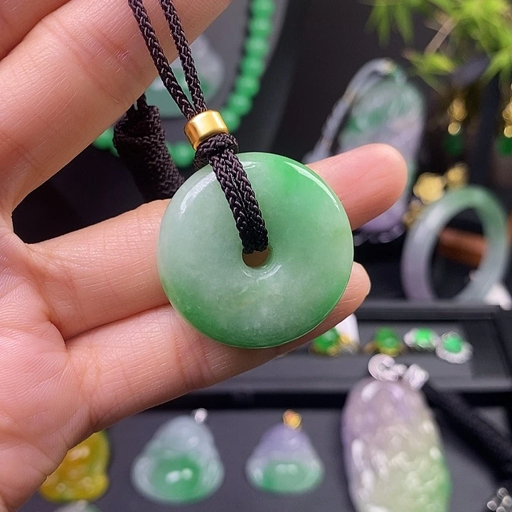 翡翠未镶嵌吊坠(赠链)