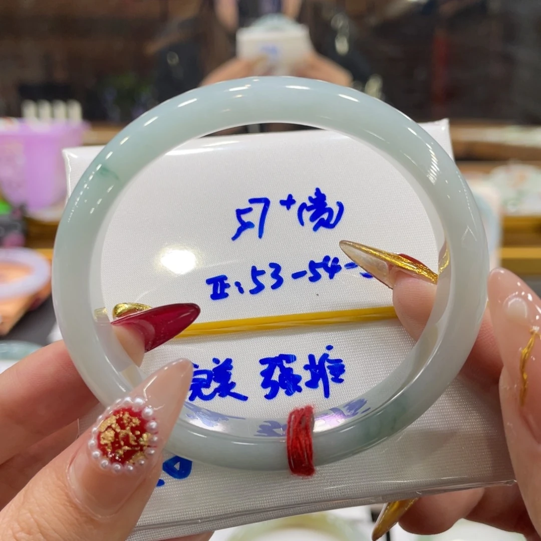 翡翠手镯未镶嵌翡翠