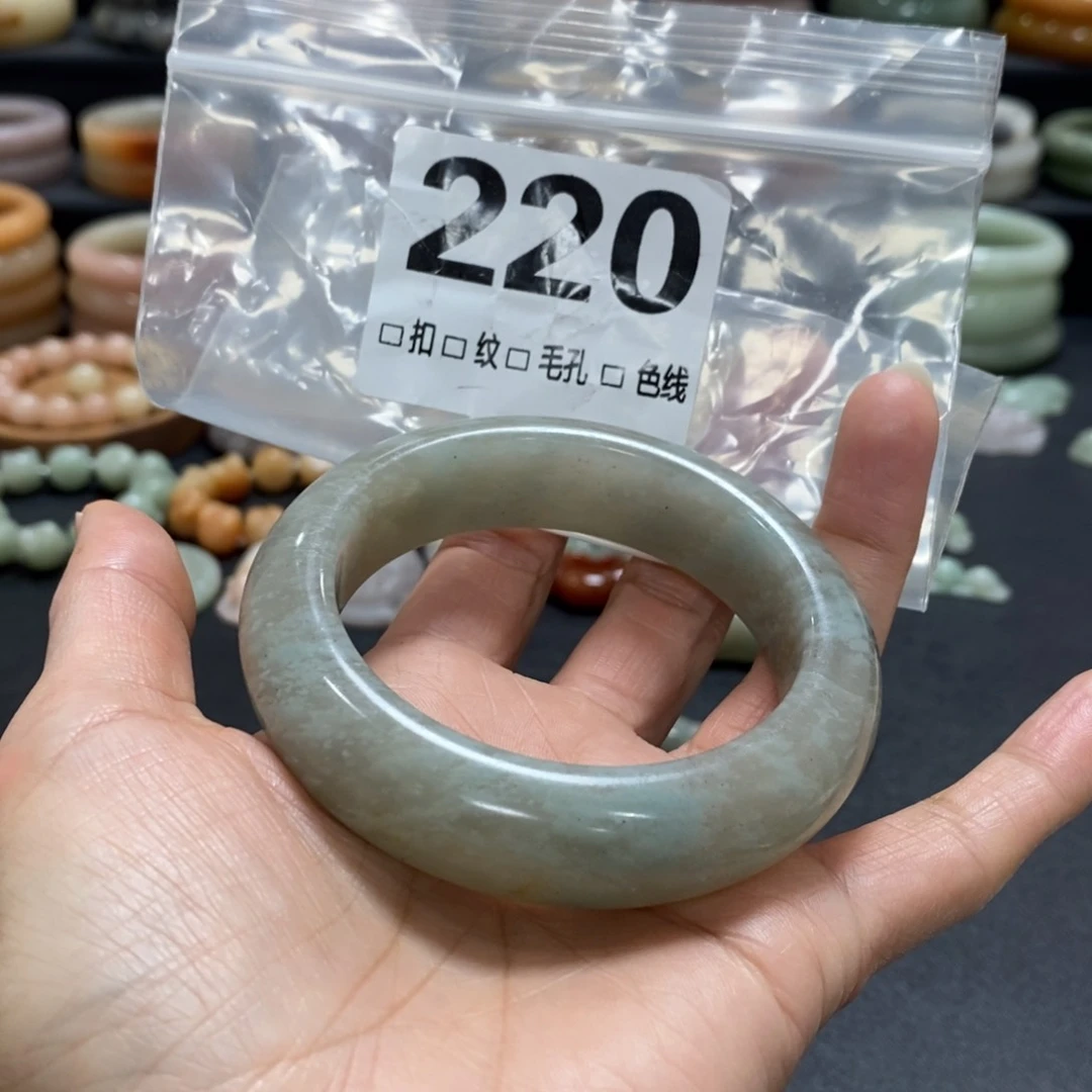 石英质玉手镯未镶嵌小***?