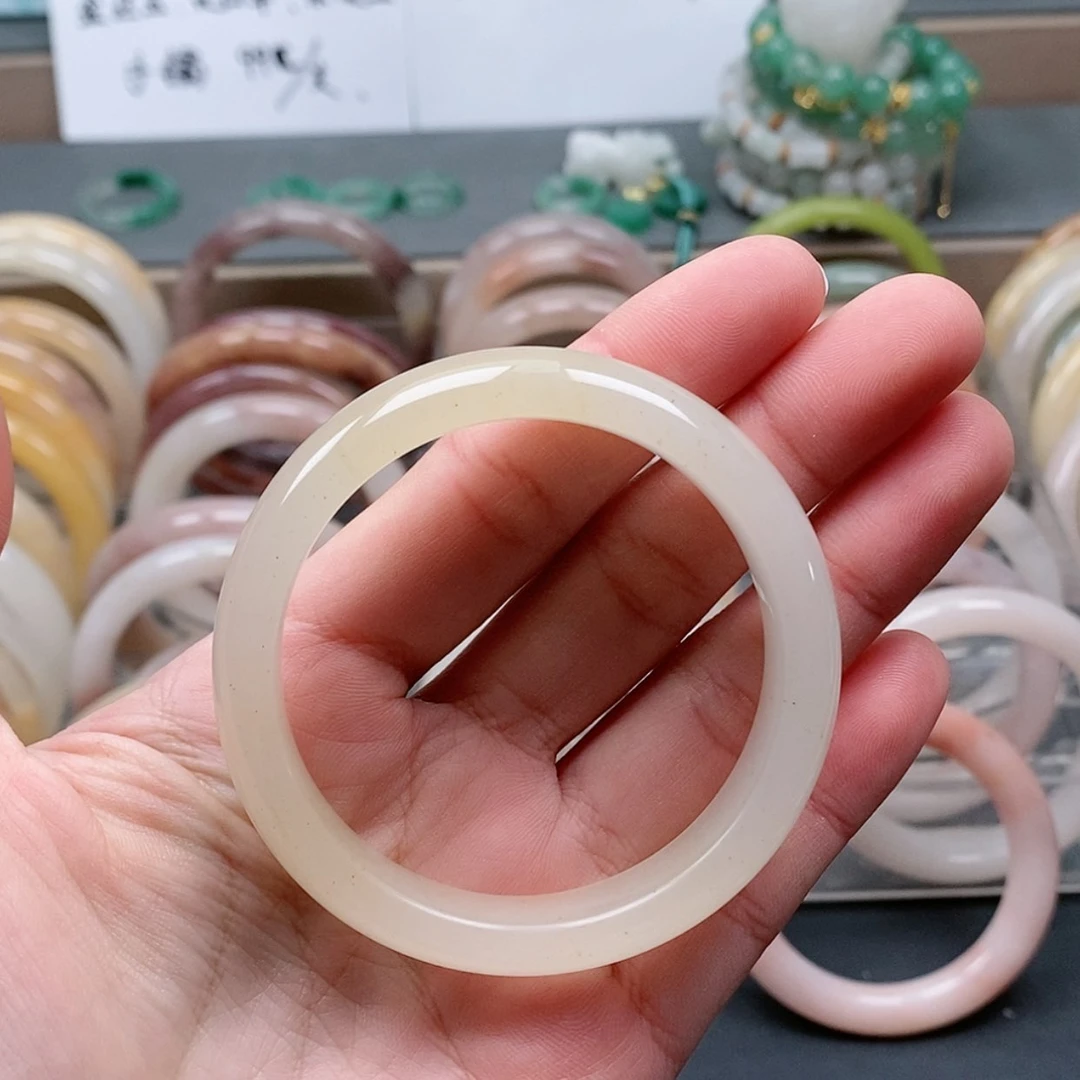 【闪购商品】石英质玉手镯未镶嵌绾*