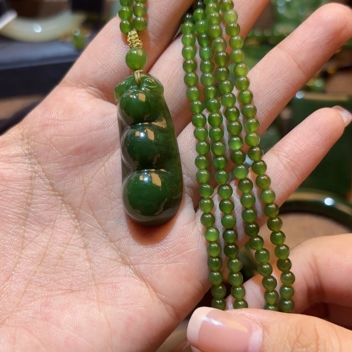 颈饰未镶嵌和田玉（碧玉）