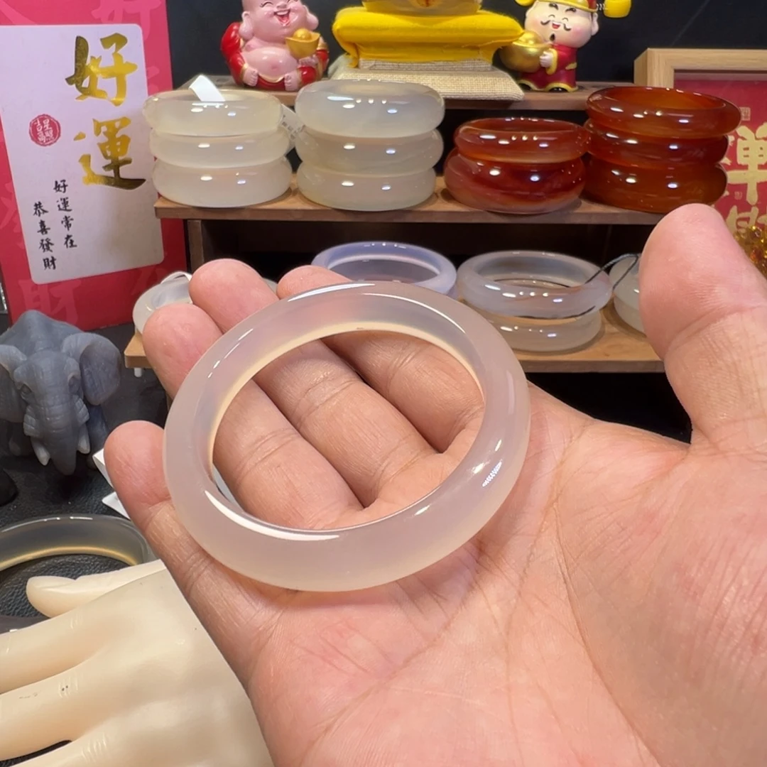 是***。手镯玛瑙/玉髓未镶嵌