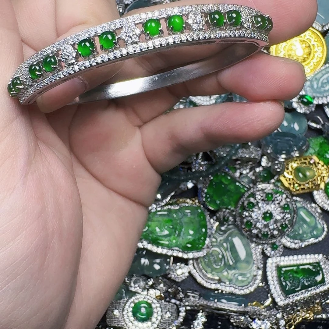 翡翠未镶嵌颈饰天然A货翡翠放漏