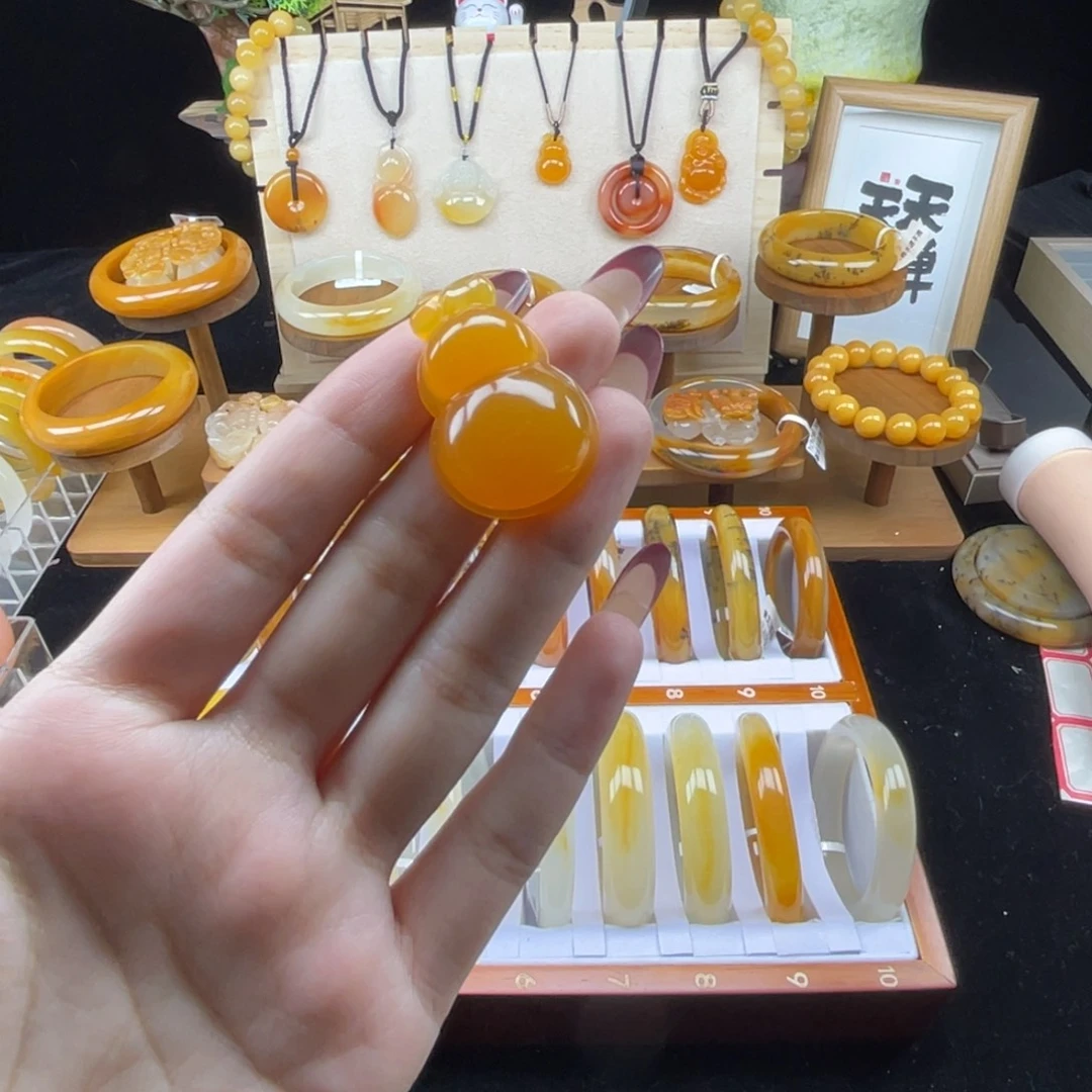 石英质玉（黄龙玉）未镶嵌颈饰缅黄葫芦