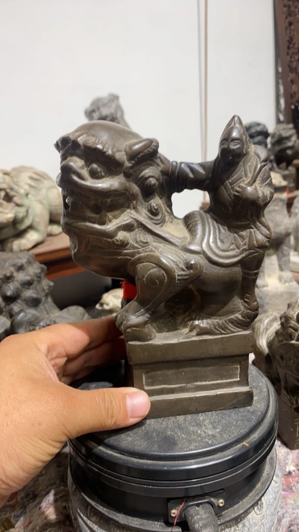 青石案头狮 品相完好