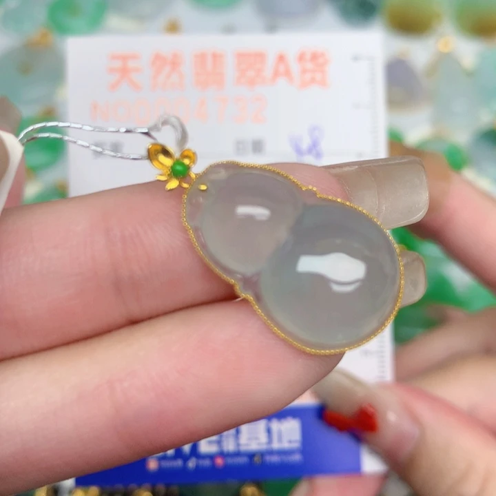 颈饰18K金镶嵌翡翠葫芦