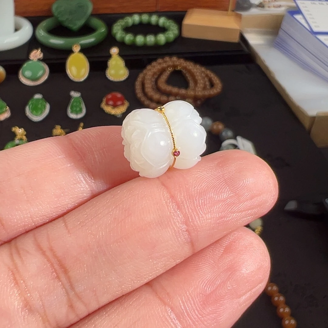 和田玉（白玉）未镶嵌颈饰老料白玉并蒂莲