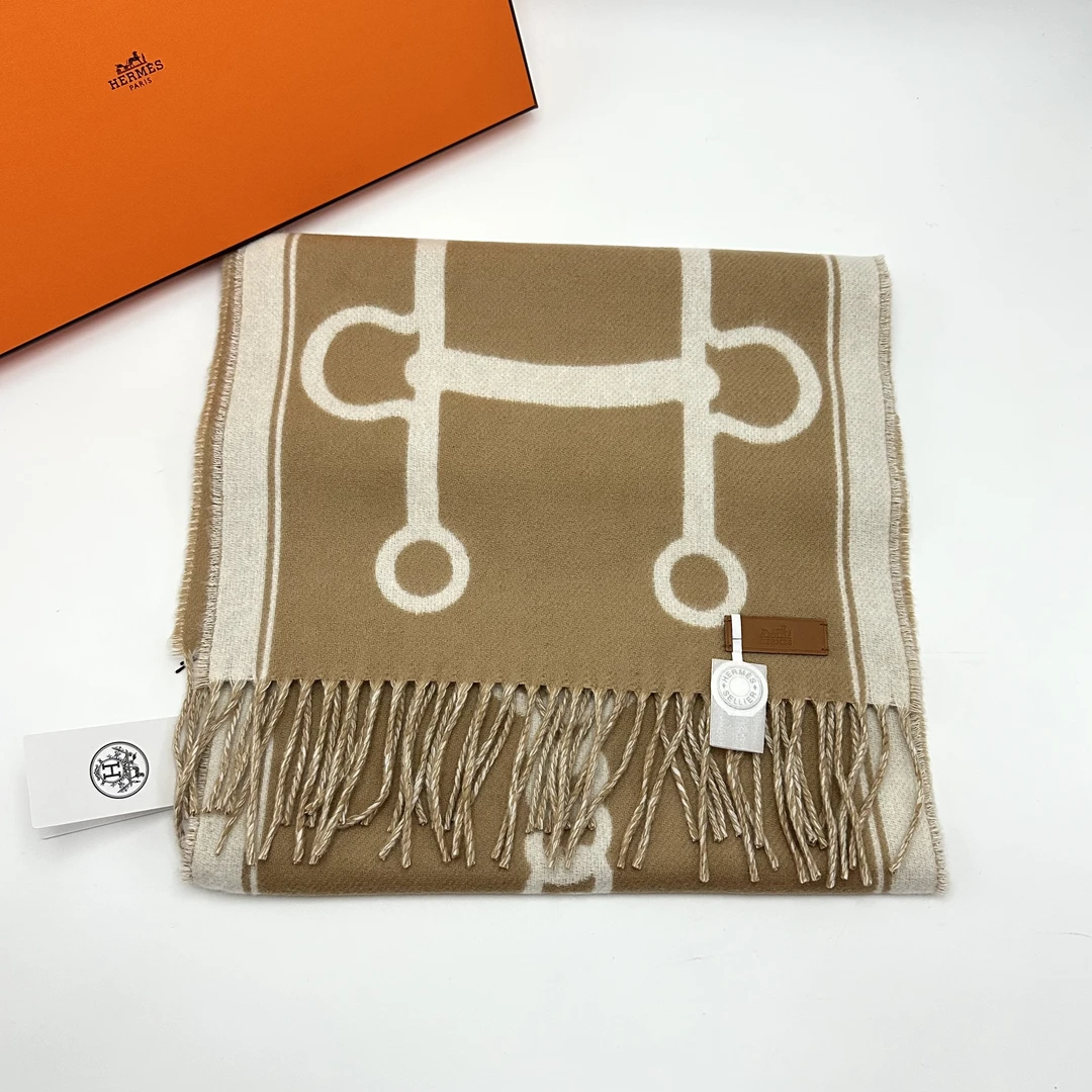 99新 Hermes/爱马仕 Casaque Mors驼色拼象牙白山羊绒围巾86173