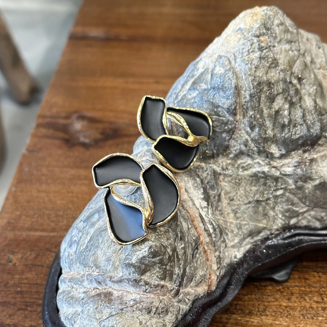 925银树脂耳饰 非金属树脂耳饰 铜镀金黑色哑光滴釉叶CB789