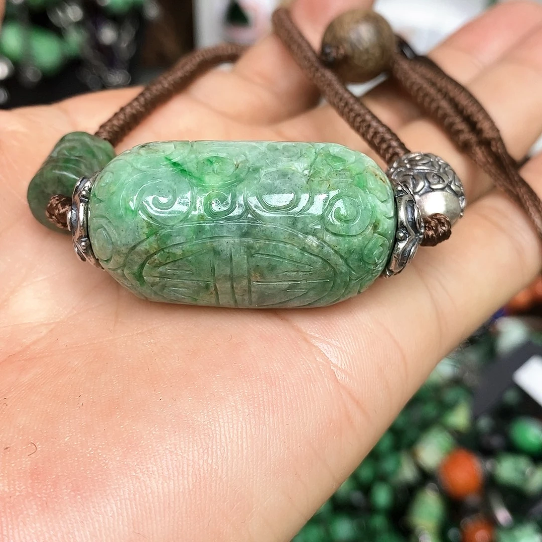 翡翠未镶嵌颈饰漂亮美眉