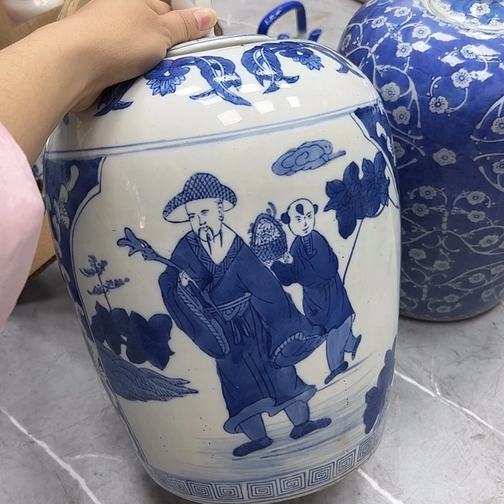 手工拉胚80年代茶叶罐人物手绘青花