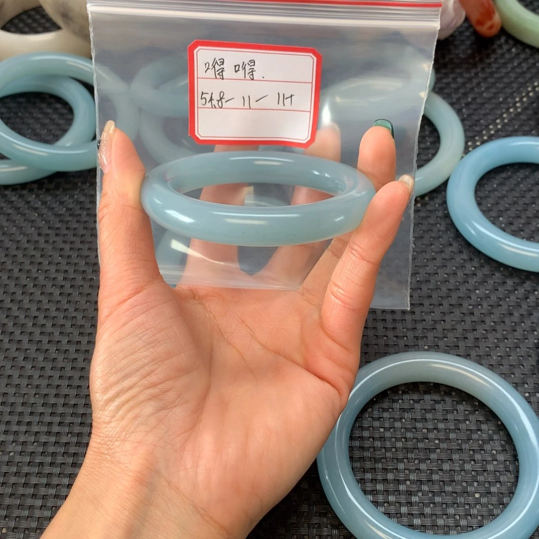 嘚***嘚石英岩玉未镶嵌手镯