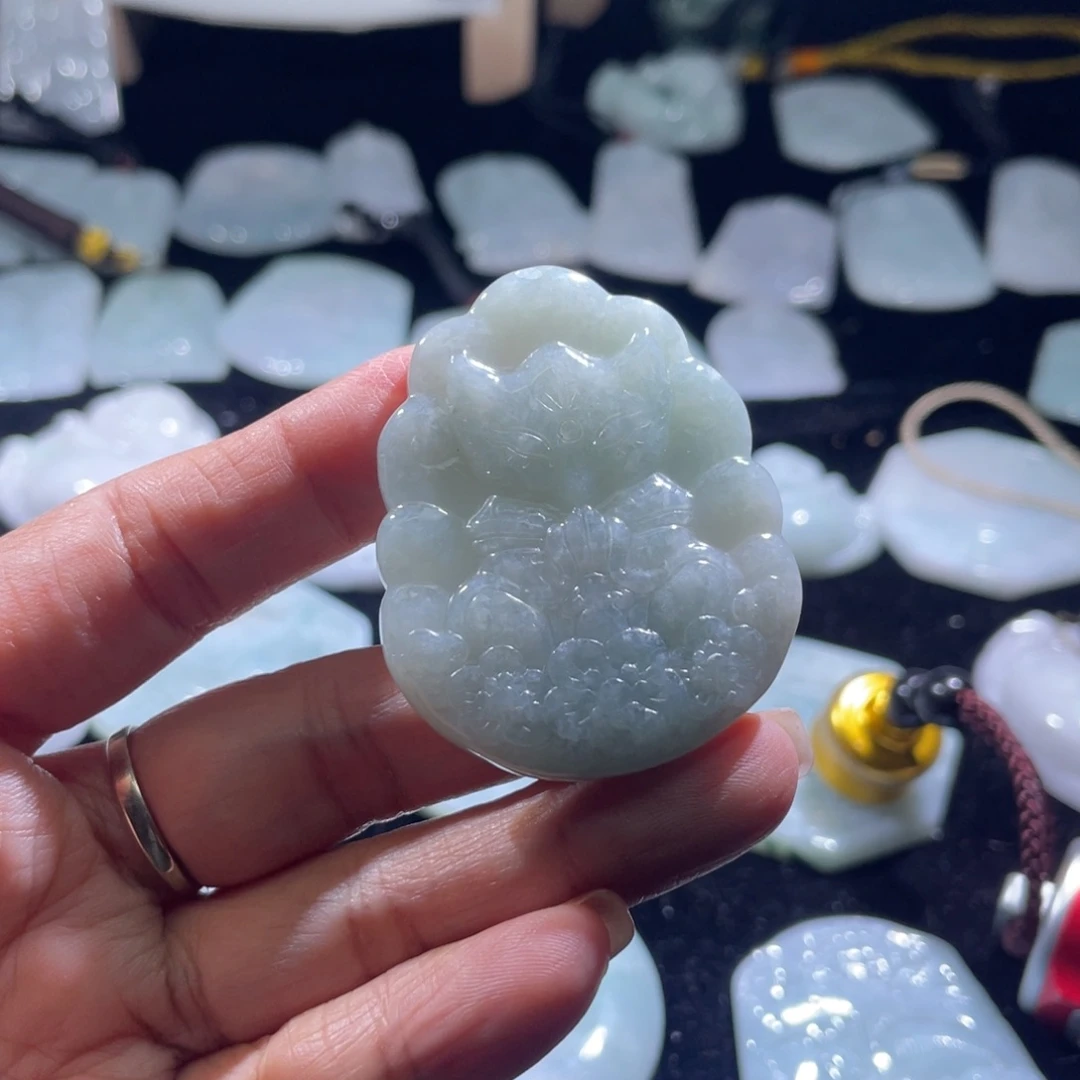 翡翠未镶嵌颈饰狐狸