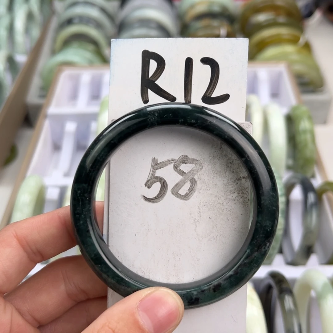 岫玉手镯未镶嵌天然岫玉微瑕，可以正常佩戴