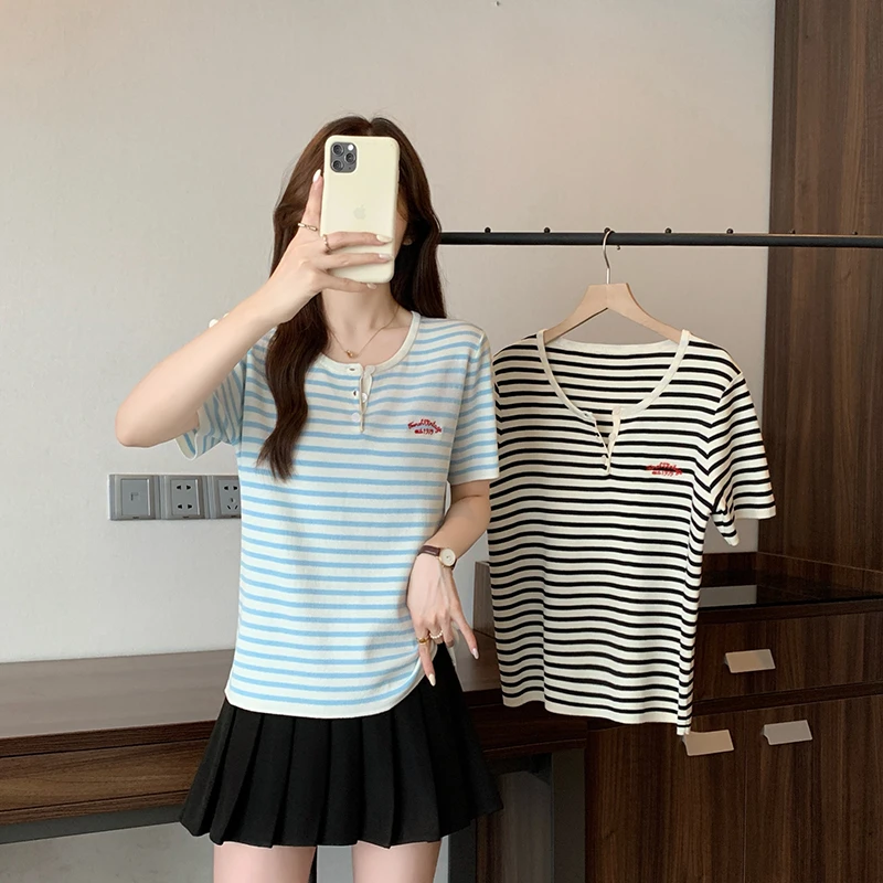 夏装新款胖mm大码女简约时尚条纹刺绣半开领别致短袖T恤