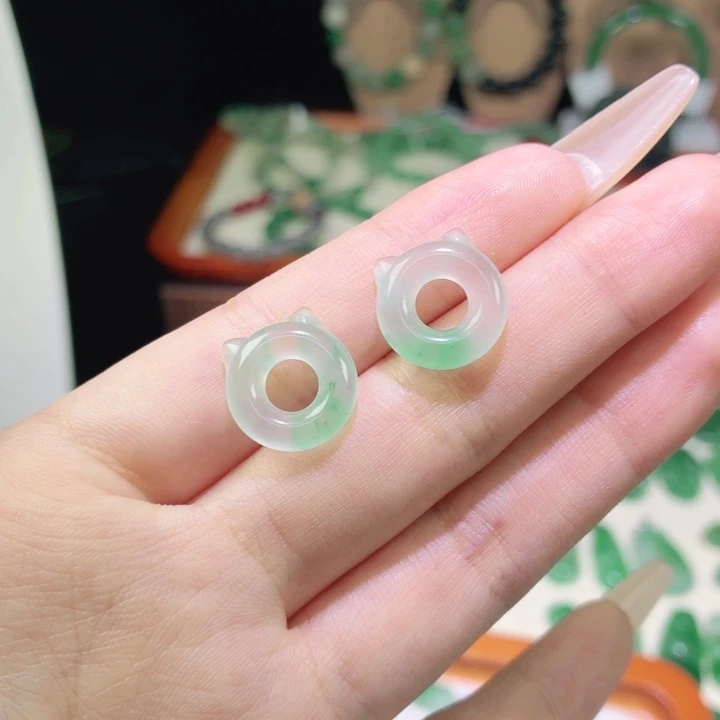 洞***生石英质玉（非洲翠）未镶嵌颈饰