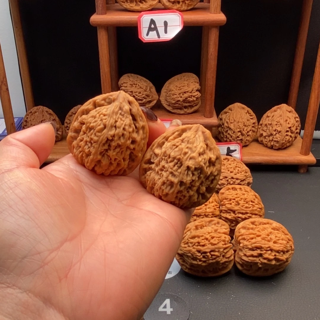 文玩核桃吊坠南疆08号38+尺三角姜黄皮全品