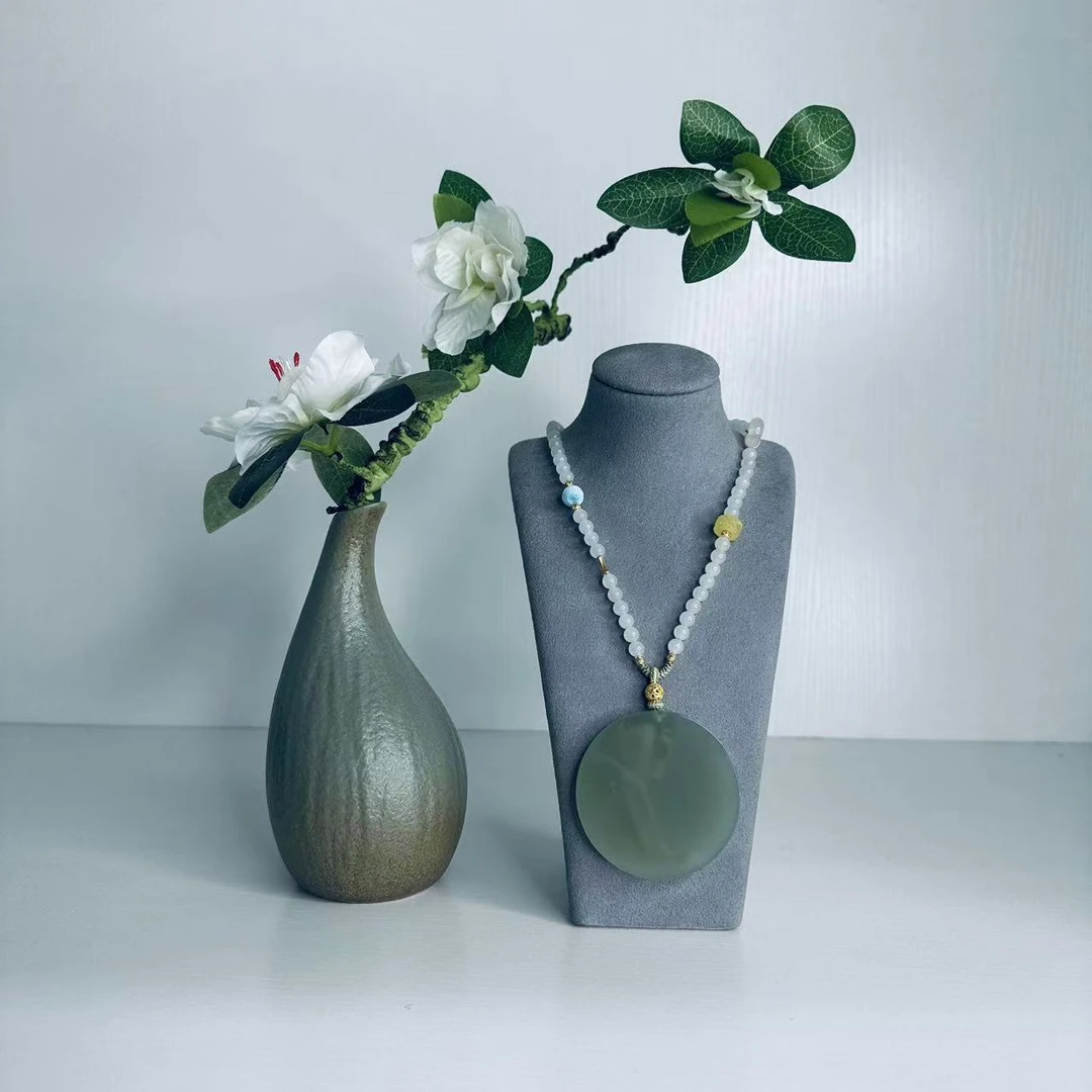 壹屿珠宝 1293    和田玉典藏圆牌颈饰