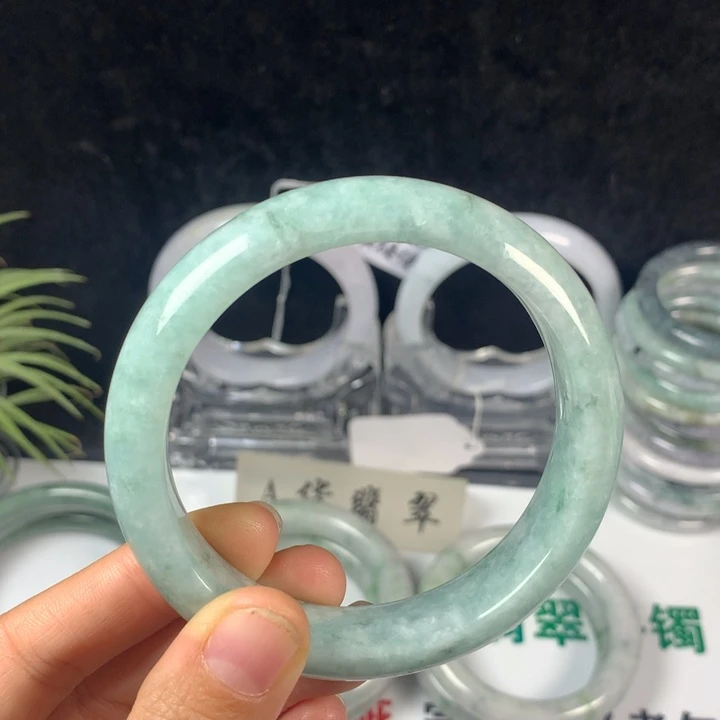 翡翠未镶嵌手镯24号。 59.3圈