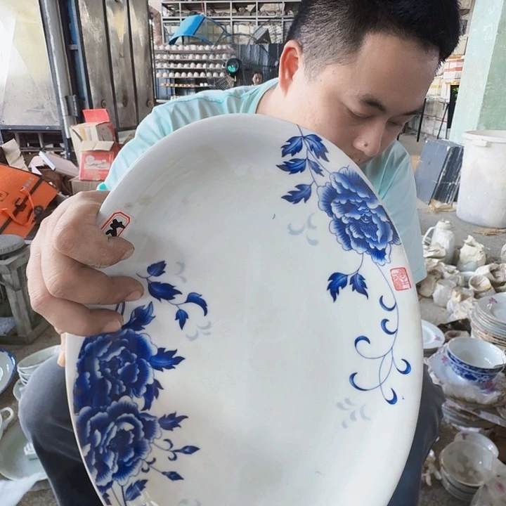 景德镇高温陶瓷青花牡丹鱼盘1个