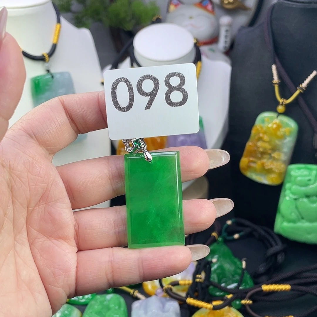 翡翠未镶嵌吊坠(赠链)
