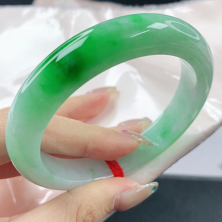 未镶嵌手镯翡翠，823