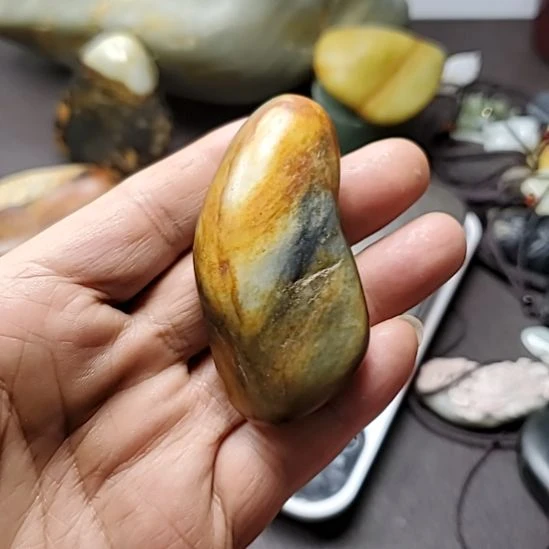 和田玉未镶嵌把件