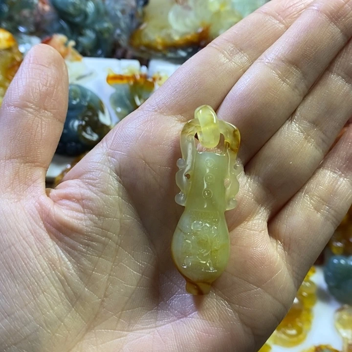 蛇纹石玉未镶嵌颈饰