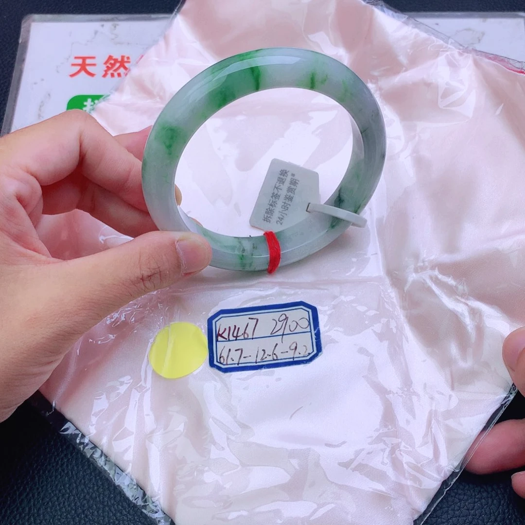 翡翠手镯未镶嵌翡翠