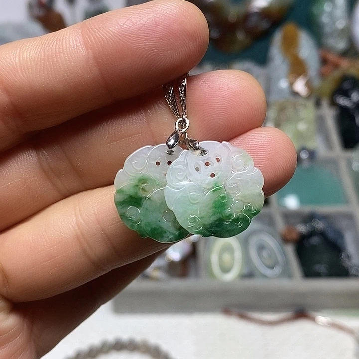 陈***莲翡翠未镶嵌吊坠(赠链)