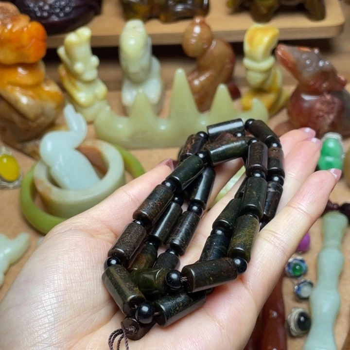 蛇纹石玉未镶嵌颈饰