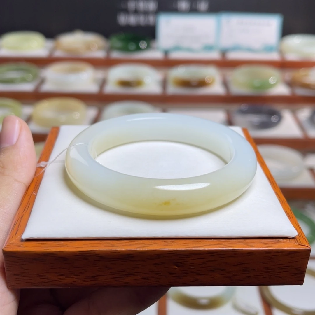 【闪购商品】未镶嵌手镯和田玉y*