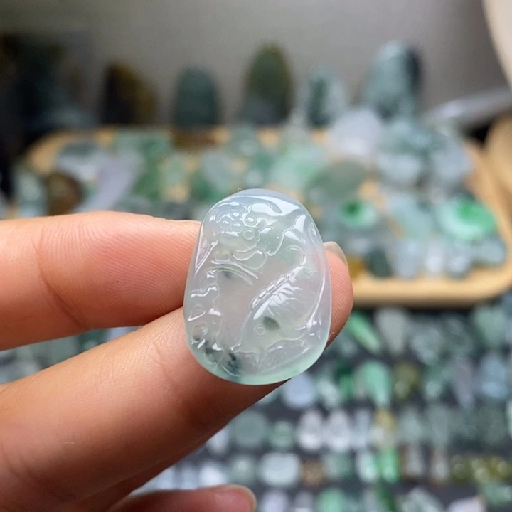 颈饰未镶嵌翡翠连年有余