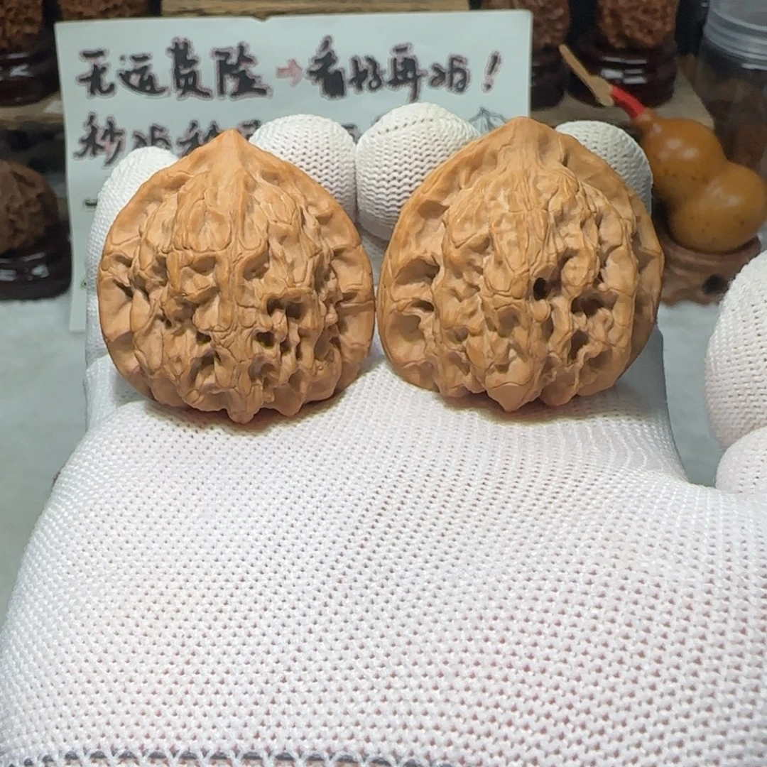 文玩核桃吊坠梨木台