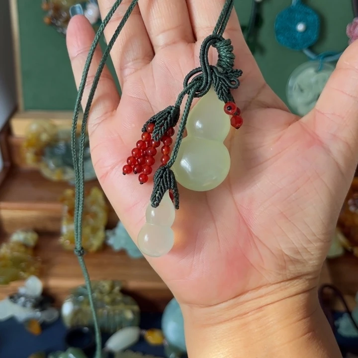 蛇纹石玉合金吊坠