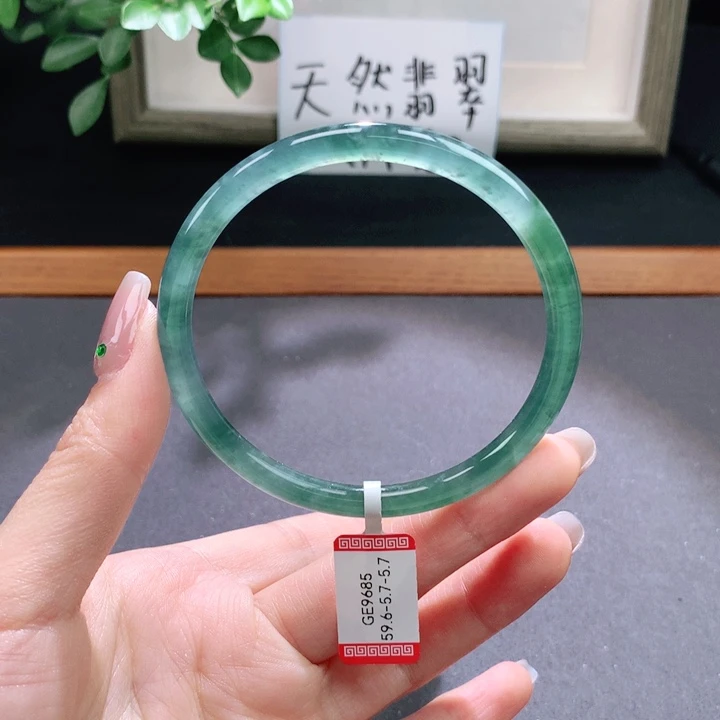 翡翠手镯未镶嵌天然翡翠手镯