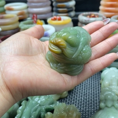 未镶嵌手镯石英岩玉