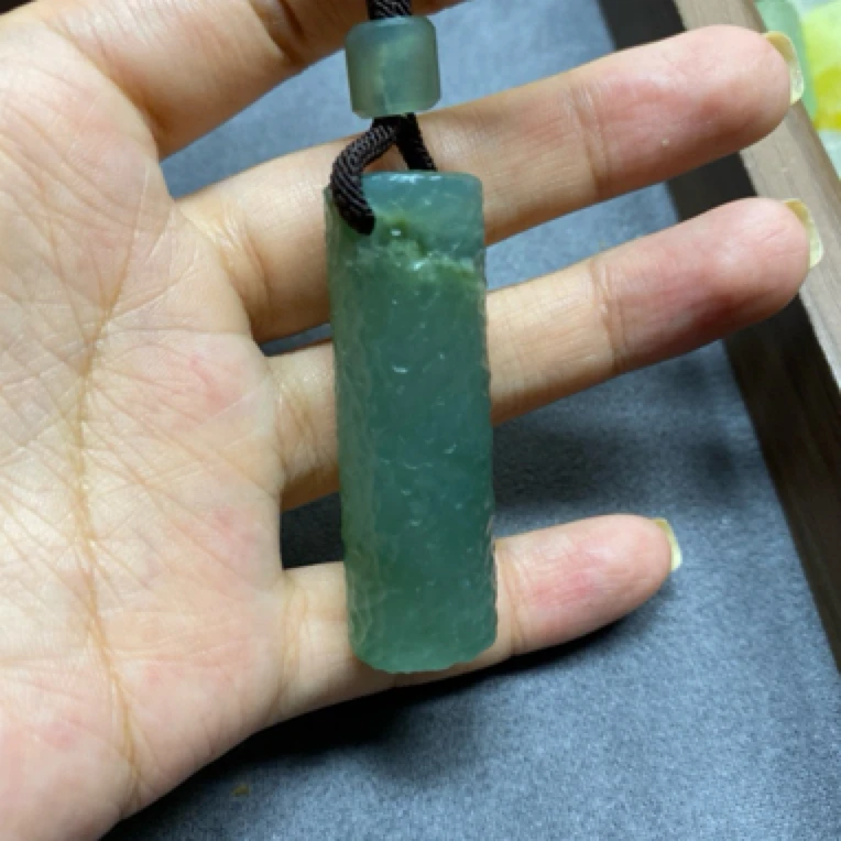 纯天然岫玉纯手工锤纹雕刻挂件