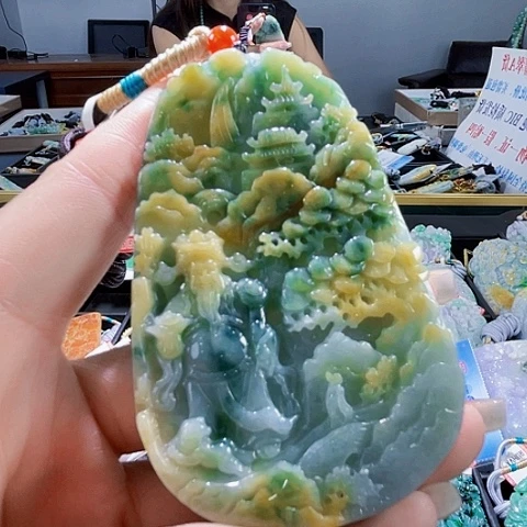 翡翠未镶嵌颈饰一个