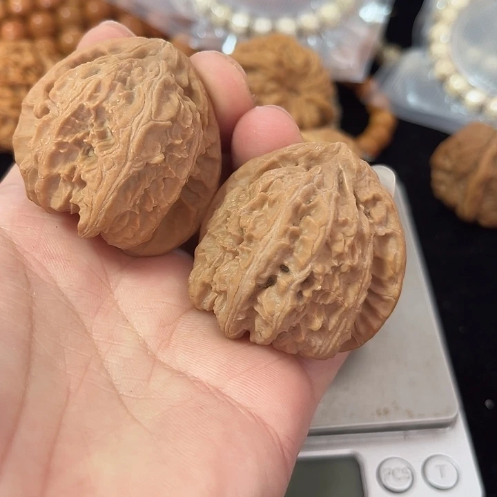 玖***弦把件文玩核桃43左右白狮子微瑕，朋友福利，