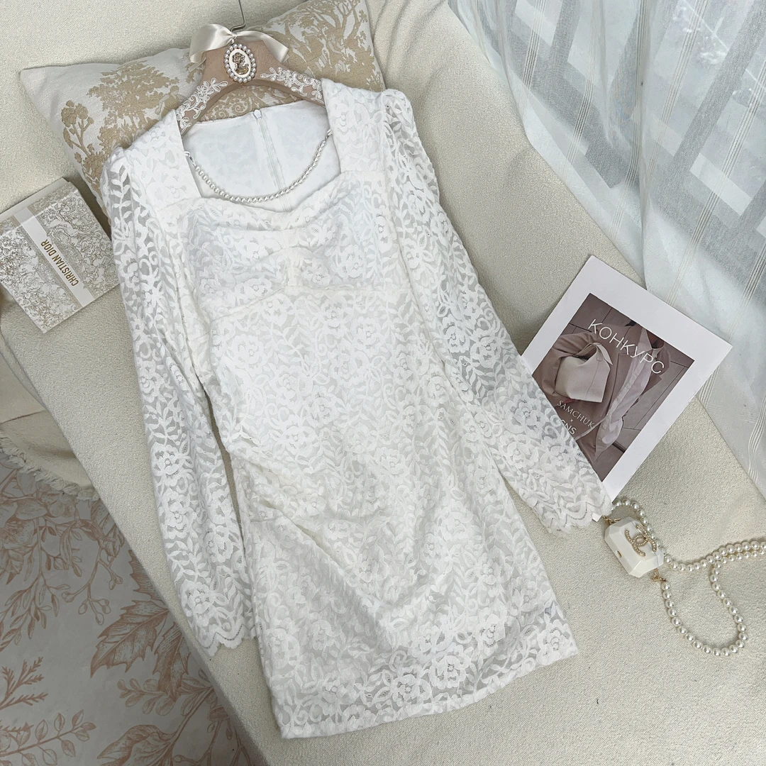 宠粉浮力~清纯法式蕾丝裙纯色方领珍珠链条长袖百搭修身连衣裙