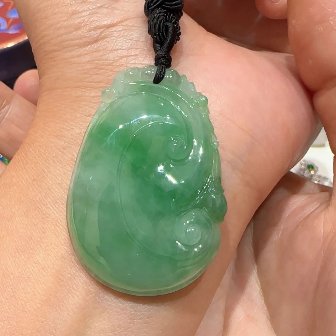 翡翠18K金镶嵌颈饰如意