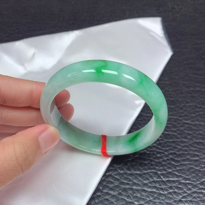 翡翠手镯未镶嵌。
