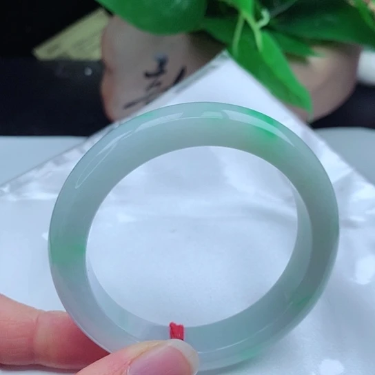 翡翠手镯未镶嵌      正圈54 白底青