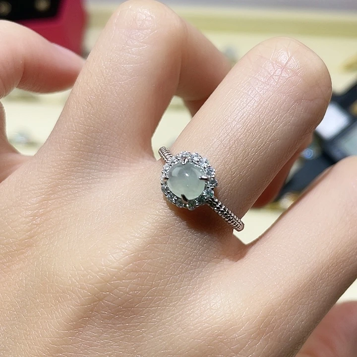 颈饰未镶嵌翡翠戒指