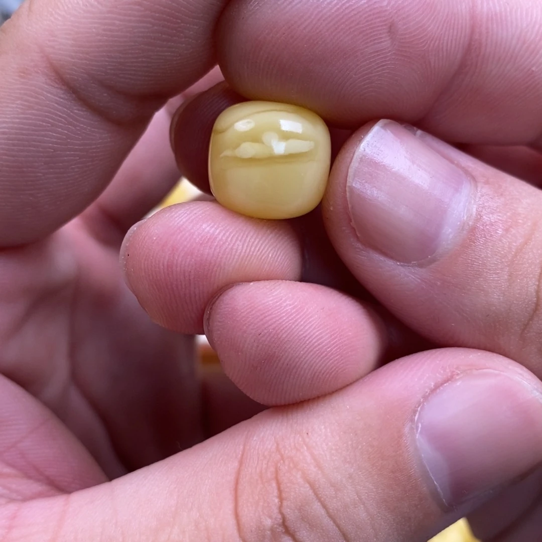 未镶嵌蜜蜡裸石心**哥
